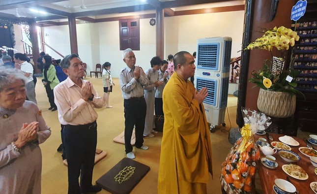 Thượng tọa Thích Tâm Hải cùng đại diện Phân ban Gia đình Phật tử T.Ư thành kính tưởng niệm