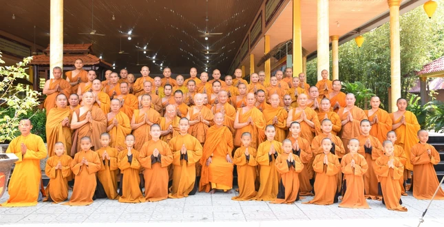 Chụp ảnh lưu niệm cùng Hòa thượng Thích Giác Giới nhân dịp Hòa thượng quang lâm tịnh xá Trúc Lâm thắp hương tưởng niệm Hòa thượng Thích Giác Huệ Chụp ảnh lưu niệm cùng Hòa thượng Thích Giác Giới nhân dịp Hòa thượng quang lâm tịnh xá Trúc Lâm thắp hương tưởng niệm Hòa thượng Thích Giác Huệ