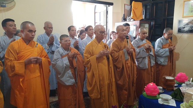 Chư Tăng Ni, Phật tử thắp hương tưởng niệm