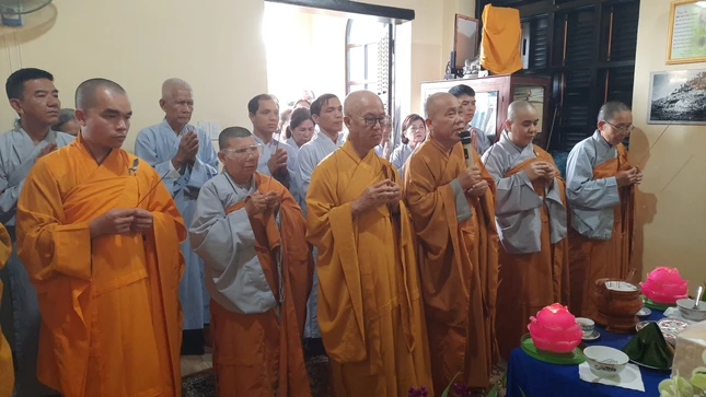 Chư Tăng Ni, Phật tử thắp hương tưởng niệm