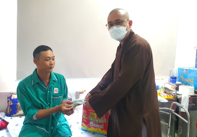 Đại đức Thích Thông Chấn tận tay trao số tiền đến anh Châu