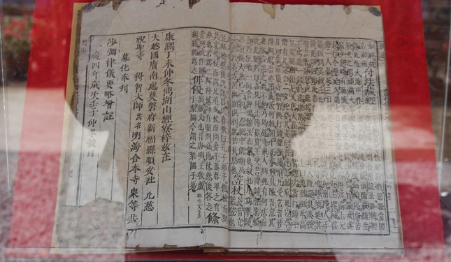 Bộ luật “Sa-di luật nghi yếu lược tăng chú” niên đại năm Vĩnh Khánh thứ 4 (1732) do Tổ sư Minh Hải Pháp Bảo in tại chùa Chúc Thánh, Quảng Nam là tư liệu Hán Nôm giá trị