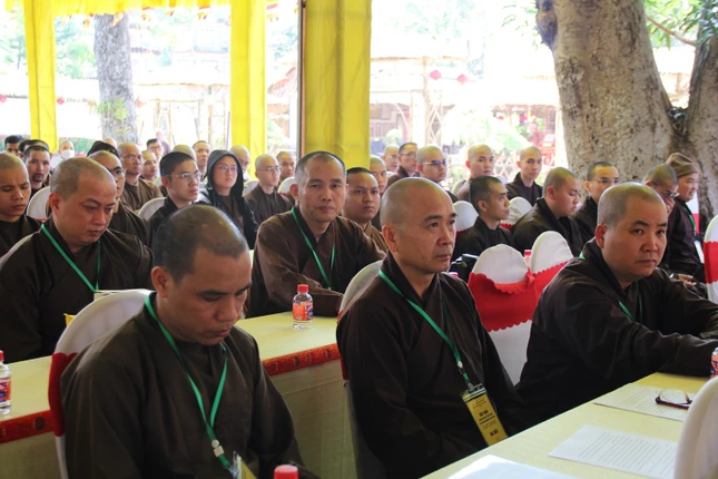 Chư Tăng lắng nghe hành trạng chư Tổ tại hội thảo Chư Tăng lắng nghe hành trạng chư Tổ tại hội thảo