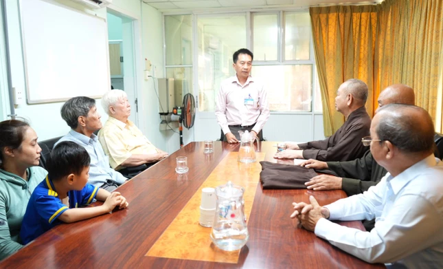 Ông Nguyễn Hữu Khánh, Trưởng phòng Công tác xã hội Bệnh viện Tim TP.HCM đón tiếp đoàn Ông Nguyễn Hữu Khánh, Trưởng phòng Công tác xã hội Bệnh viện Tim TP.HCM đón tiếp đoàn