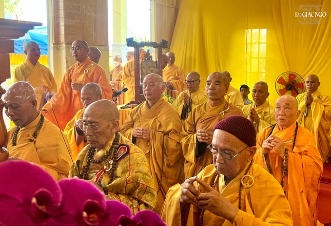 Chư tôn đức niêm hương Chư tôn đức niêm hương