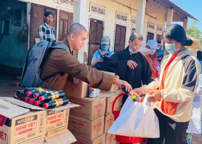 Chư Tăng trong đoàn tận tay phát quà đến người dân