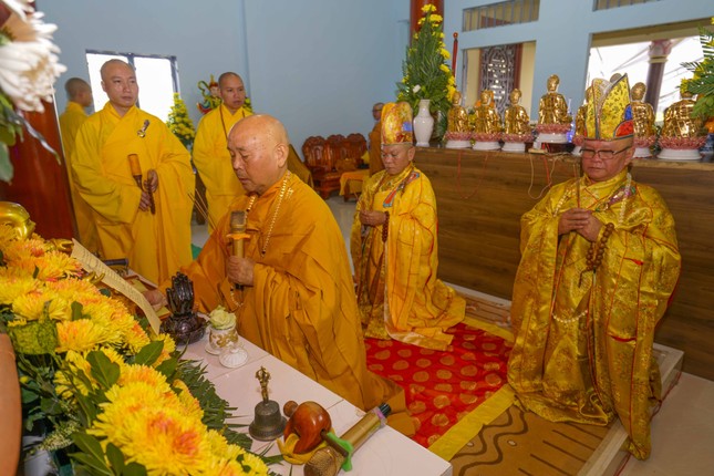 Chư tôn đức niêm hương