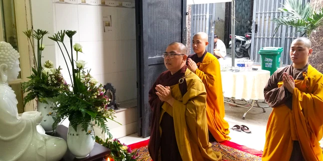 Đại đức Thích Trung Minh dâng lời tác bạch