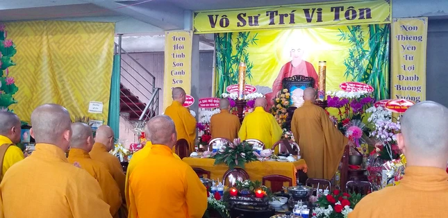 Chư tôn đức thắp hương tưởng niệm