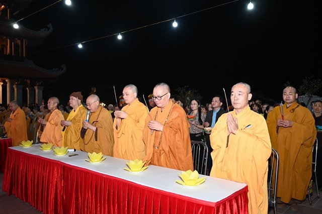 Dâng hương bạch Phật