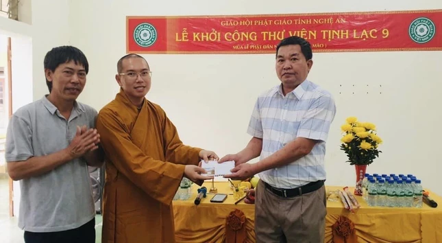 Chư Tăng chùa Anh Sơn và đại diện nhóm Phật tử Bồ Đề Tâm trao kinh phí hỗ trợ