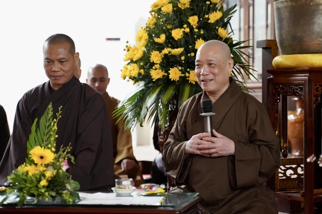 Hoà thượng Thích Bảo Nghiêm chia sẻ tại đêm thiền trà