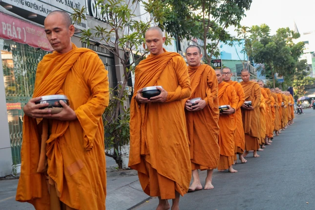 Chư tôn đức trì bình khất thực