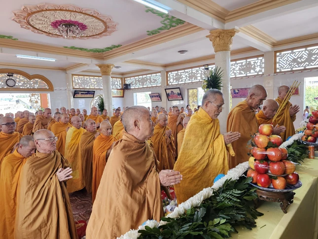 Chư tôn giáo phẩm niêm hương cầu nguyện