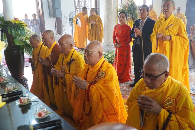 Chư tôn đức niêm hương lễ Phật Chư tôn đức niêm hương lễ Phật