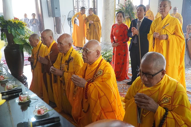 Chư tôn đức niêm hương lễ Phật