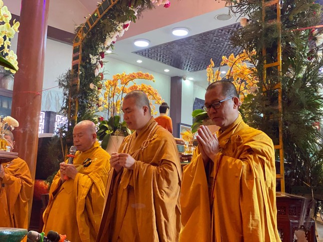 Chư tôn đức niêm hương bạch Phật