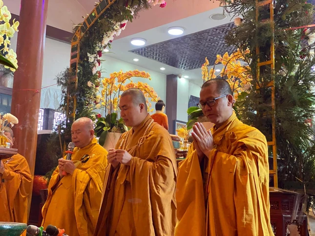 Chư tôn đức niêm hương bạch Phật