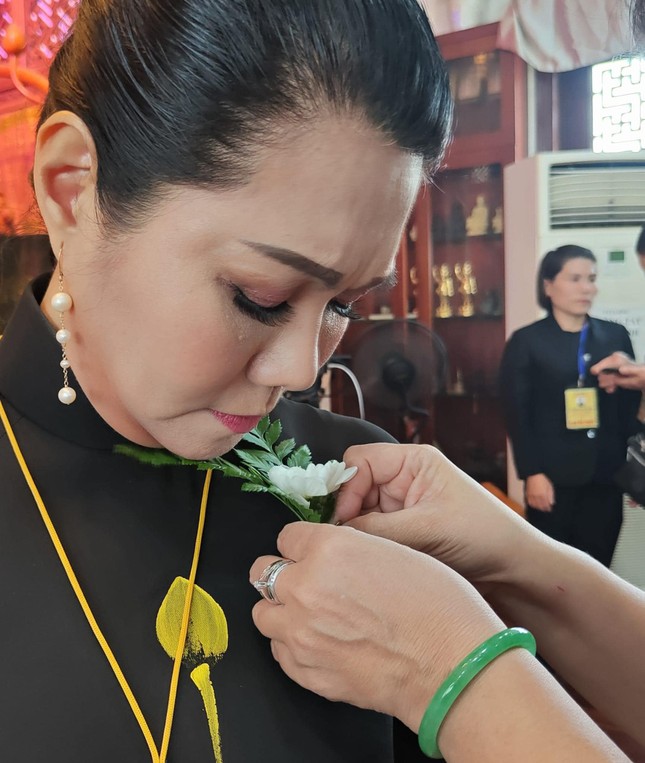 Nghệ sĩ Ngọc Huyền cài hoa trắng tưởng niệm người thầy của mình