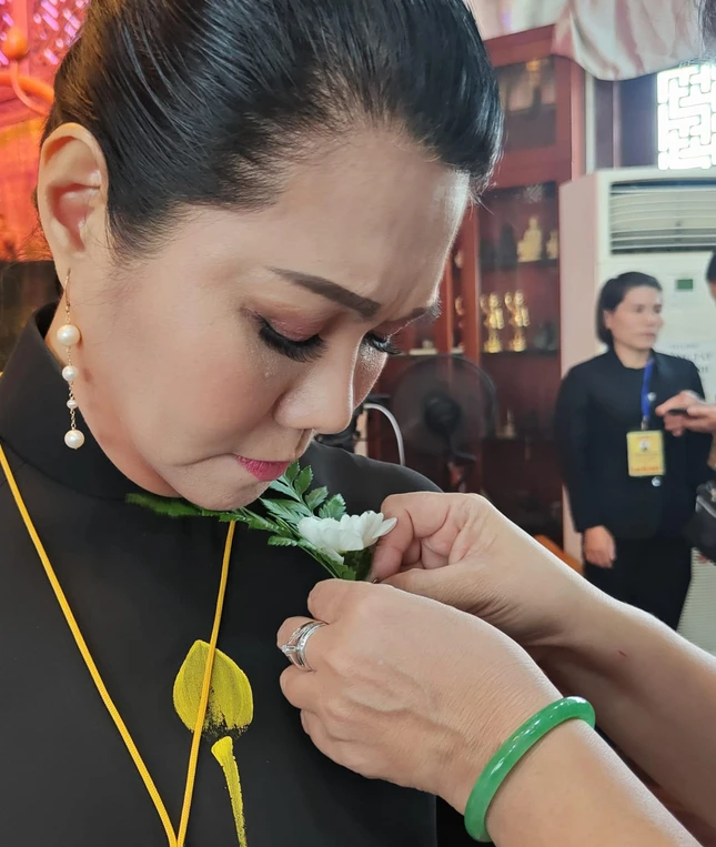 Nghệ sĩ Ngọc Huyền cài hoa trắng tưởng niệm người thầy của mình