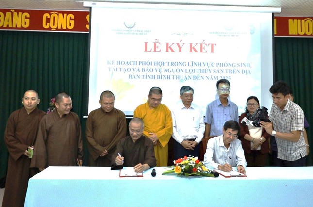 Đại diện Ban Trị sự GHPGVN tỉnh Bình Thuận và lãnh đạo Sở Nông nghiệp và Phát triển Nông thôn ký kết bản ghi nhớ hợp tác