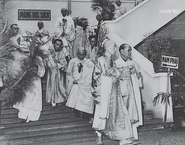 Đại lão Hòa thượng Thích Tịnh Khiết trong tang lễ Bồ-tát Thích Quảng Đức tổ chức tại chùa Xá Lợi năm 1963 Đại lão Hòa thượng Thích Tịnh Khiết trong tang lễ Bồ-tát Thích Quảng Đức tổ chức tại chùa Xá Lợi năm 1963