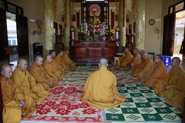 Chư tôn đức thính giới