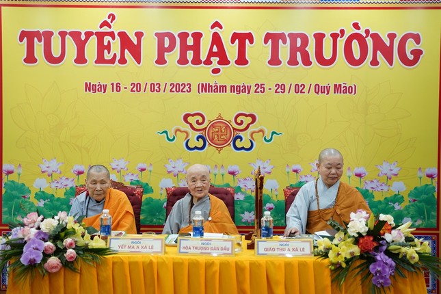 Tam sư truyền giới Sa-di-ni và Thức-xoa-ma-na