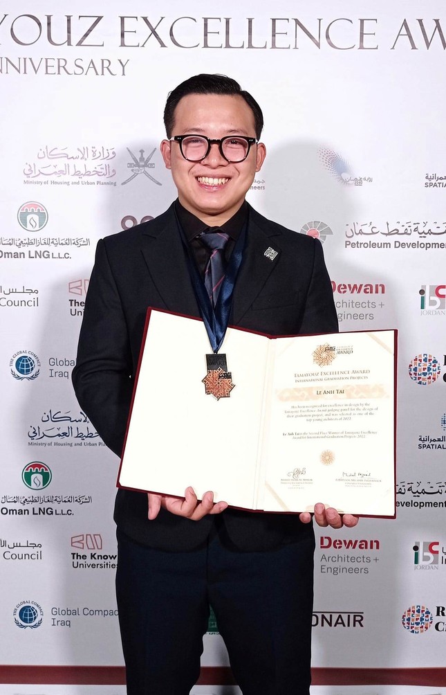 Lê Anh Tài nhận giải nhì cuộc thi đồ án tốt nghiệp xuất sắc thế giới 2022 - Ảnh: NVCC