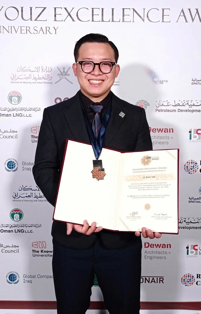 Lê Anh Tài nhận giải nhì cuộc thi đồ án tốt nghiệp xuất sắc thế giới 2022 - Ảnh: NVCC