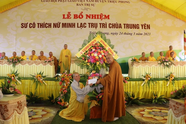 Ban Trị sự GHPGVN tỉnh Quảng Trị tặng hoa, quà chúc mừng đến Sư cô tân trụ trì