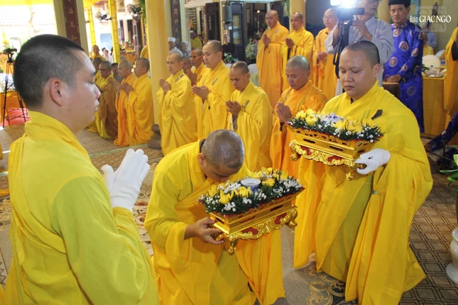 Pháp tử dâng trà cúng Hòa thượng tôn sư