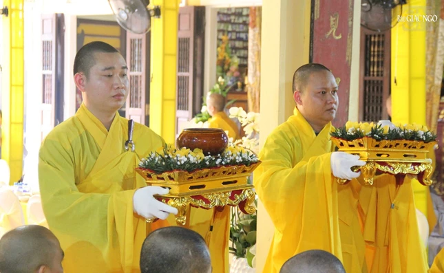 Dâng phạn thực cúng dường