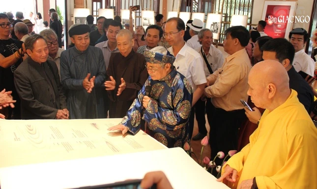 Nhà thơ Nguyễn Duy giới thiệu tuyển tập thơ thiền trên giấy dó