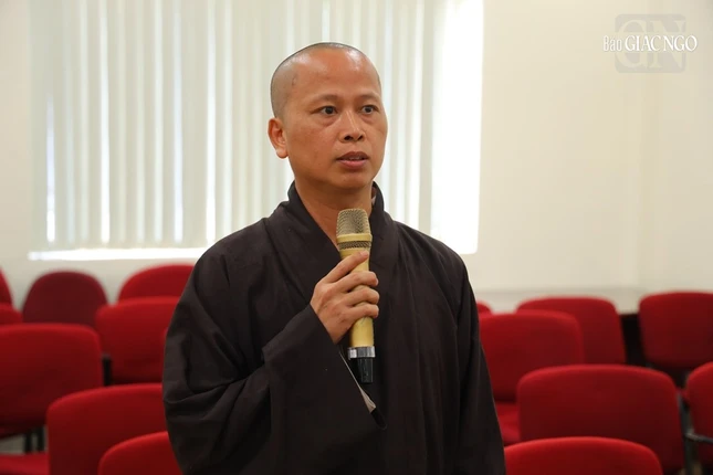 Đại đức Thích Pháp Hiện đặt câu hỏi về các thiết bị hỗ trợ quay phim