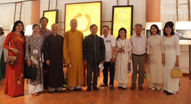 Chụp hình lưu niệm trong không gian triển lãm