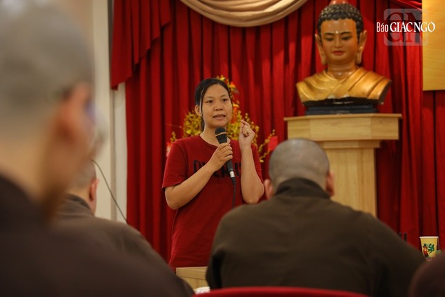 Chị Ngọc Diệp trình bày các vấn đề về kỹ năng biên tập phim