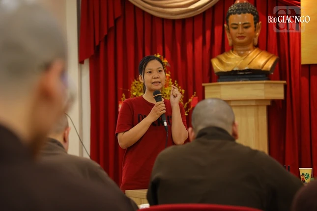 Chị Ngọc Diệp trình bày các vấn đề về kỹ năng biên tập phim