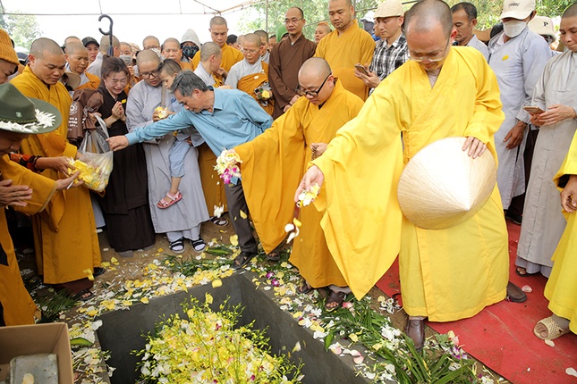Kim quan cố Thượng tọa Thích Viên Hải được nhập tháp tại quê nhà trong niềm tiếc thương của chư Tăng Ni, Phật tử