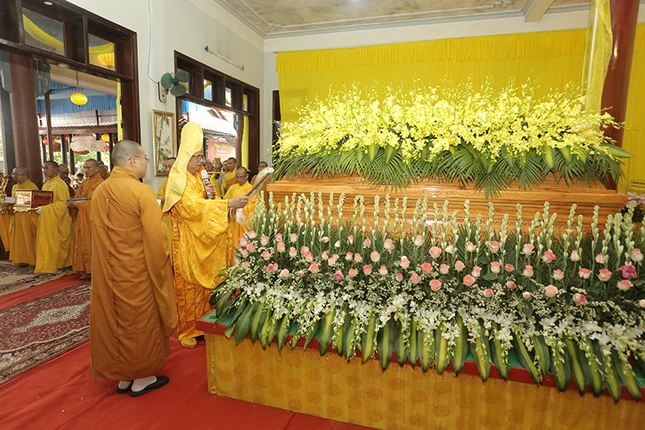Cử hành nghi lễ phất trần, cung tuyên pháp ngữ