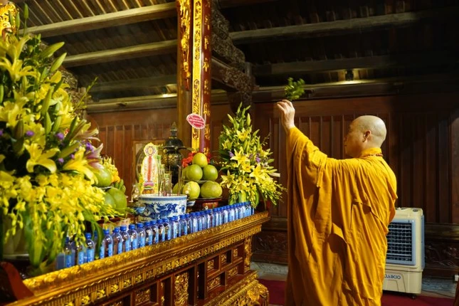 Hòa thượng Thích Bảo Nghiêm thực hiện nghi thức sái tịnh