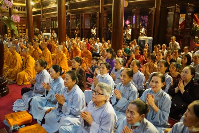 Chư Tăng Ni cùng đông đảo Phật tử tham dự buổi lễ