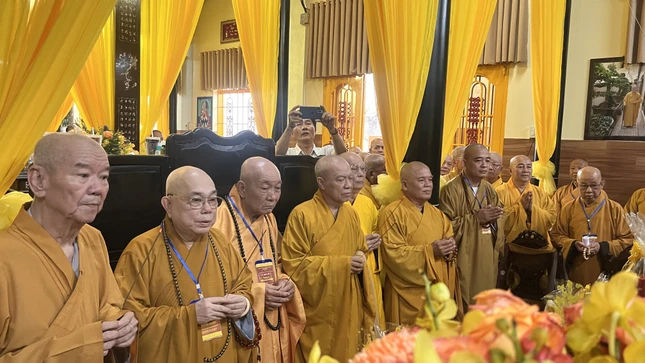 Chư tôn đức niêm hương cầu nguyện Chư tôn đức niêm hương cầu nguyện