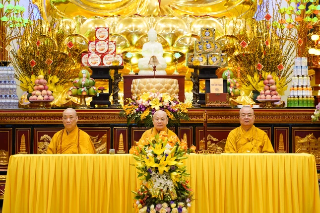 Tam sư truyền giới đàn Tỳ-khiêu