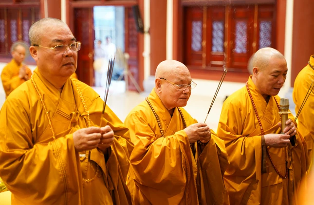 Chư tôn đức niêm hương bạch Phật