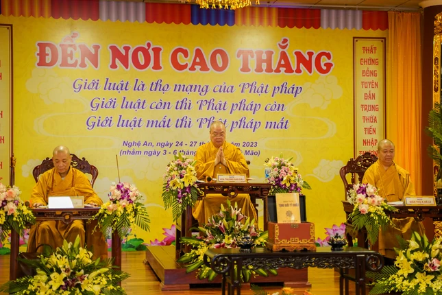 Tam sư truyền giới đàn Sa-di