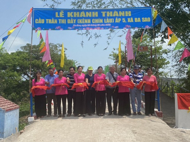 Cắt băng khánh thành cầu nông thôn tại xã Ba Sao, H.Cao Lãnh, Đồng Tháp