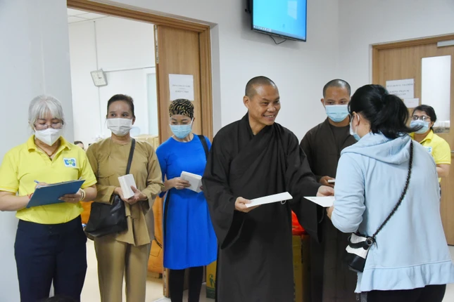 Thượng tọa Thích Trí Chơn tận tay trao quà đến người nhà bệnh nhân