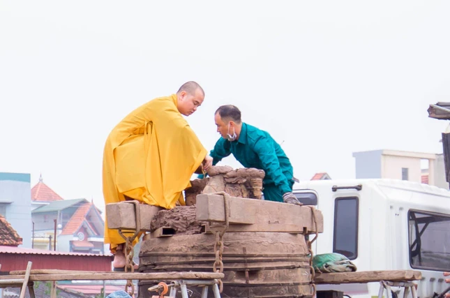 Rót đồng đúc đại hồng chung nặng hơn 1 tấn