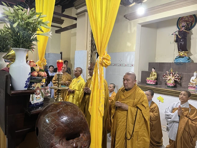 Chư tôn đức niêm hương bạch Phật